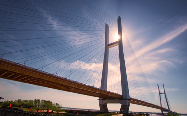 橋梁結(jié)構(gòu)健康監(jiān)測(cè)系統(tǒng)為橋梁安全運(yùn)營(yíng)提供有力保障(圖1)